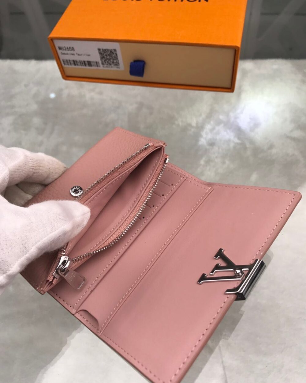 1:1 Replica Louis Vuitton Capucines Sweet Brogues Taurillon Pink For Women, Women's Wallets 5.3in/13.5cm LV