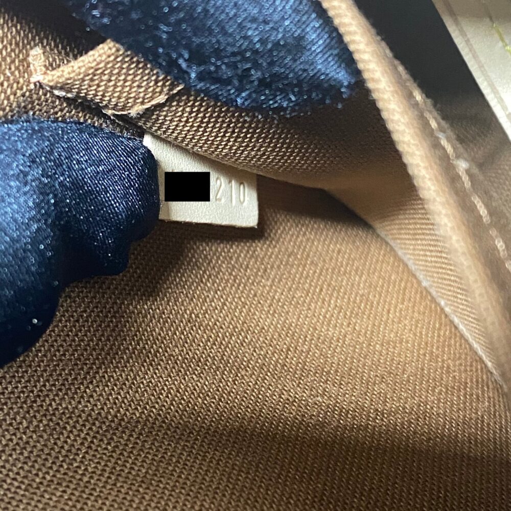 AAA Replica Louis Vuitton LV POCHETTE ACCESSORIES MB4210