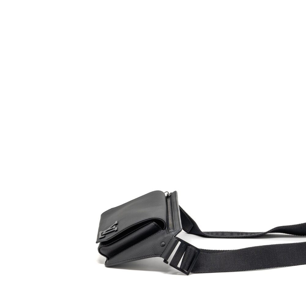 AAA Replica Louis Vuitton LV AEROGRAM TAKEOFF SLING BLACK GRAINED CALFSKIN BLACK HARDWARE