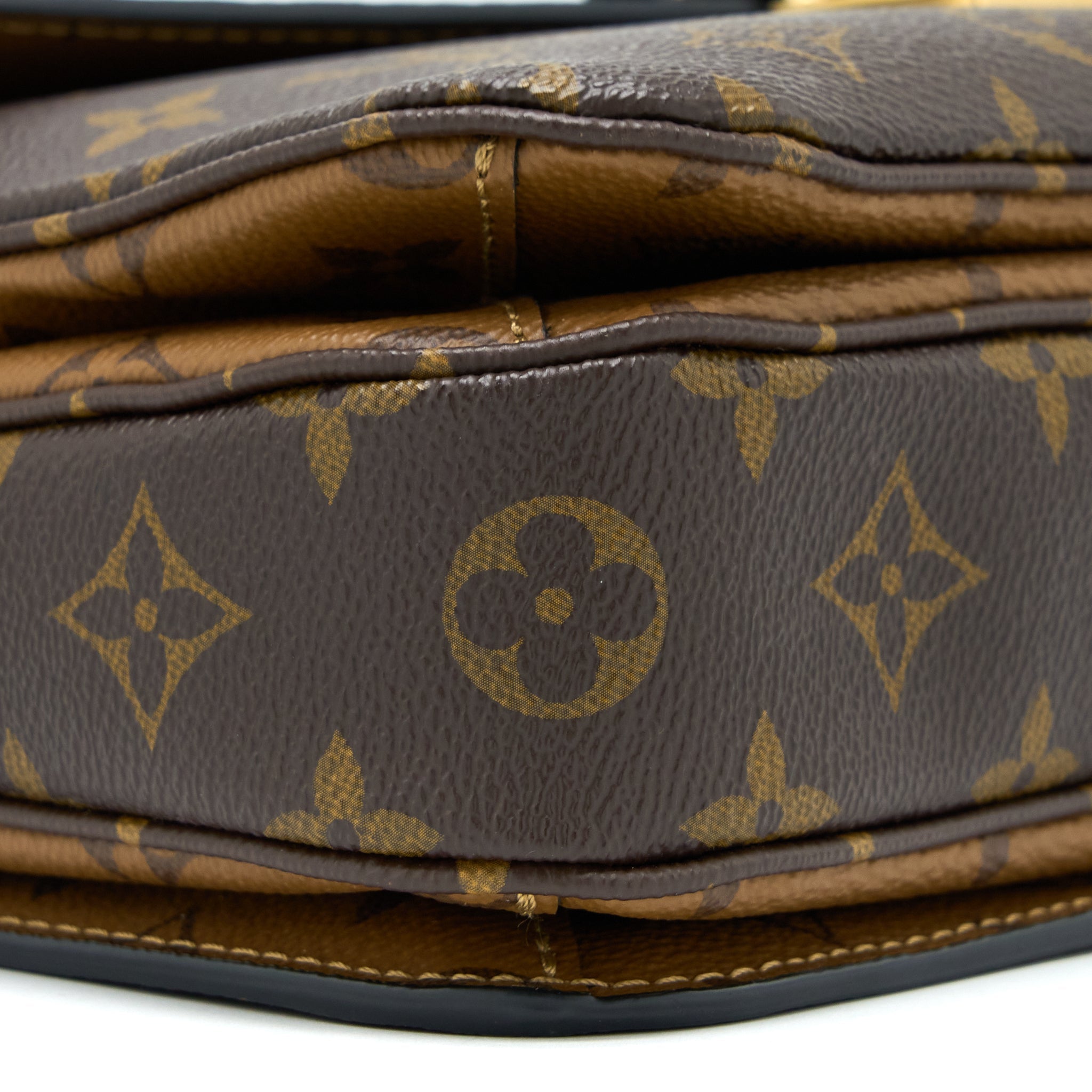 AAA Replica Louis Vuitton LV POCHETTE MÉTIS MONOGRAM REVERSE CANVAS GHW