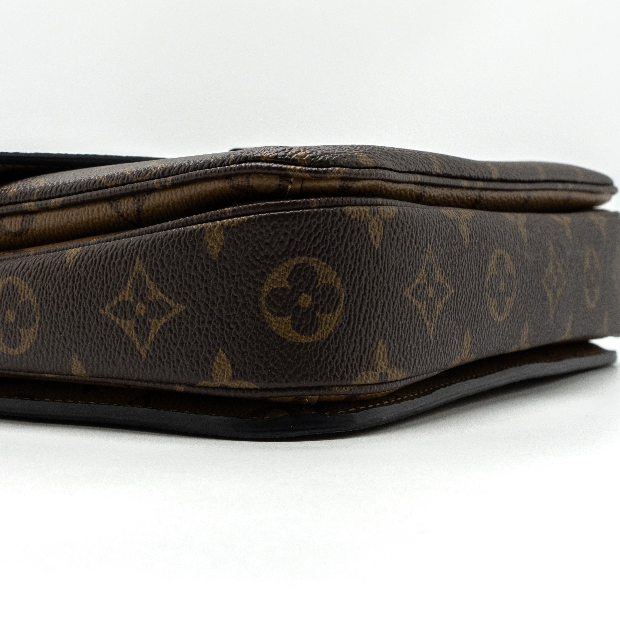 AAA Replica Louis Vuitton LV POCHETTE MÉTIS MONOGRAM REVERSE CANVAS GHW