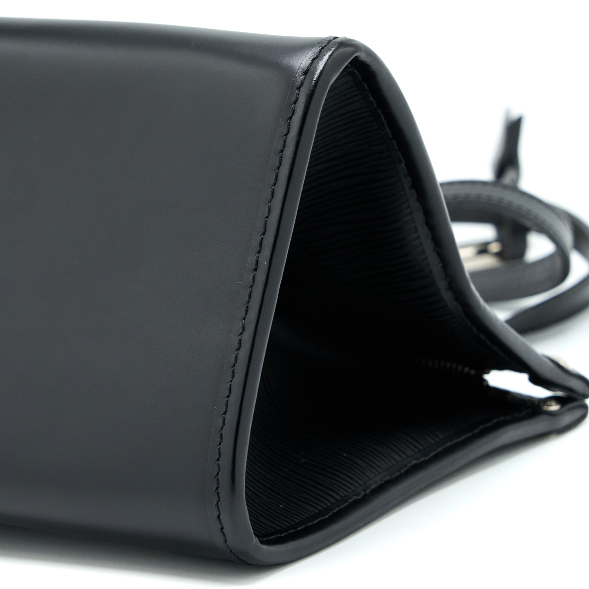 AAA Replica Louis Vuitton LV MADELEINE PM EPI BLACK SHW