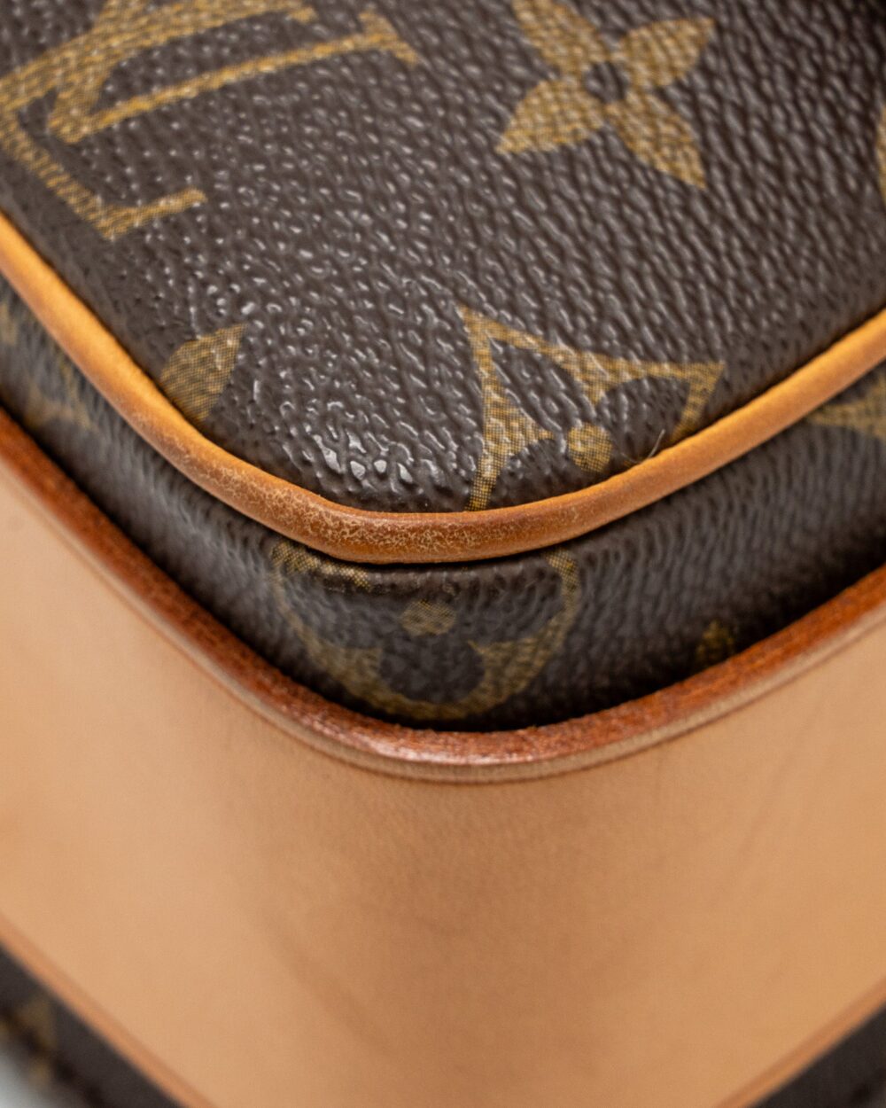 AAA Replica Louis Vuitton LV VINTAGE MESSENGER CROSSBODY BAG MONOGRAM CANVAS GHW