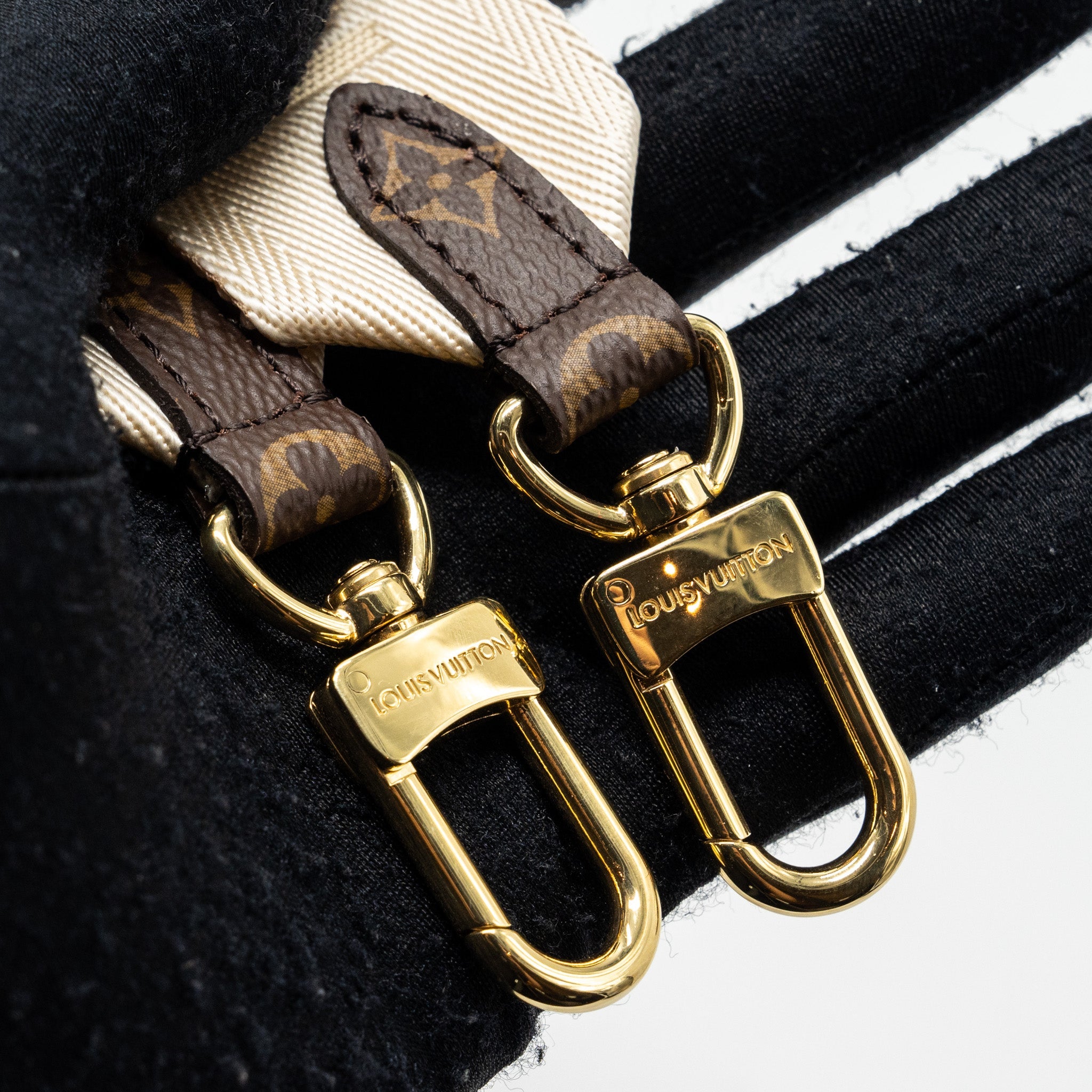 AAA Replica Louis Vuitton LV ONTHEGO PM MONOGRAM CANVAS GHW (NEW VERSION)