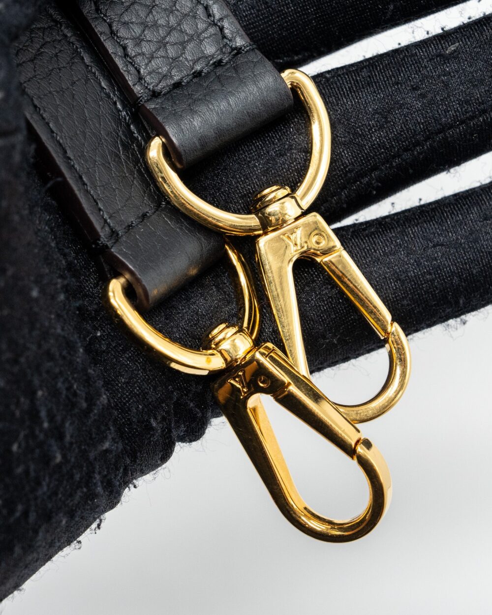 AAA Replica Louis Vuitton LV CAPUCINES BB TAURILLON BLACK / PINK GHW