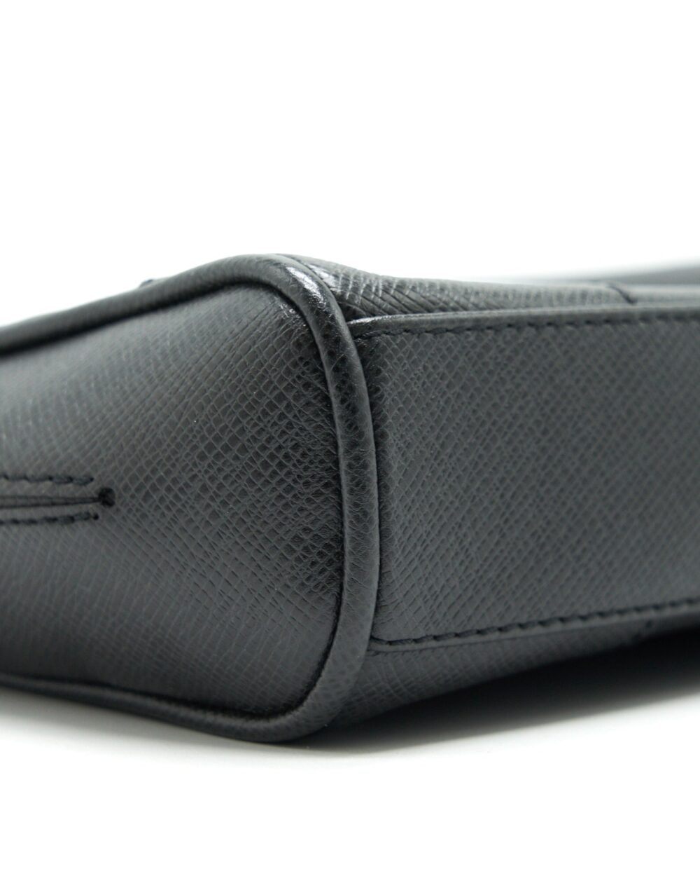 AAA Replica Louis Vuitton LV MEN'S MESSENGER BAG IN BLACK