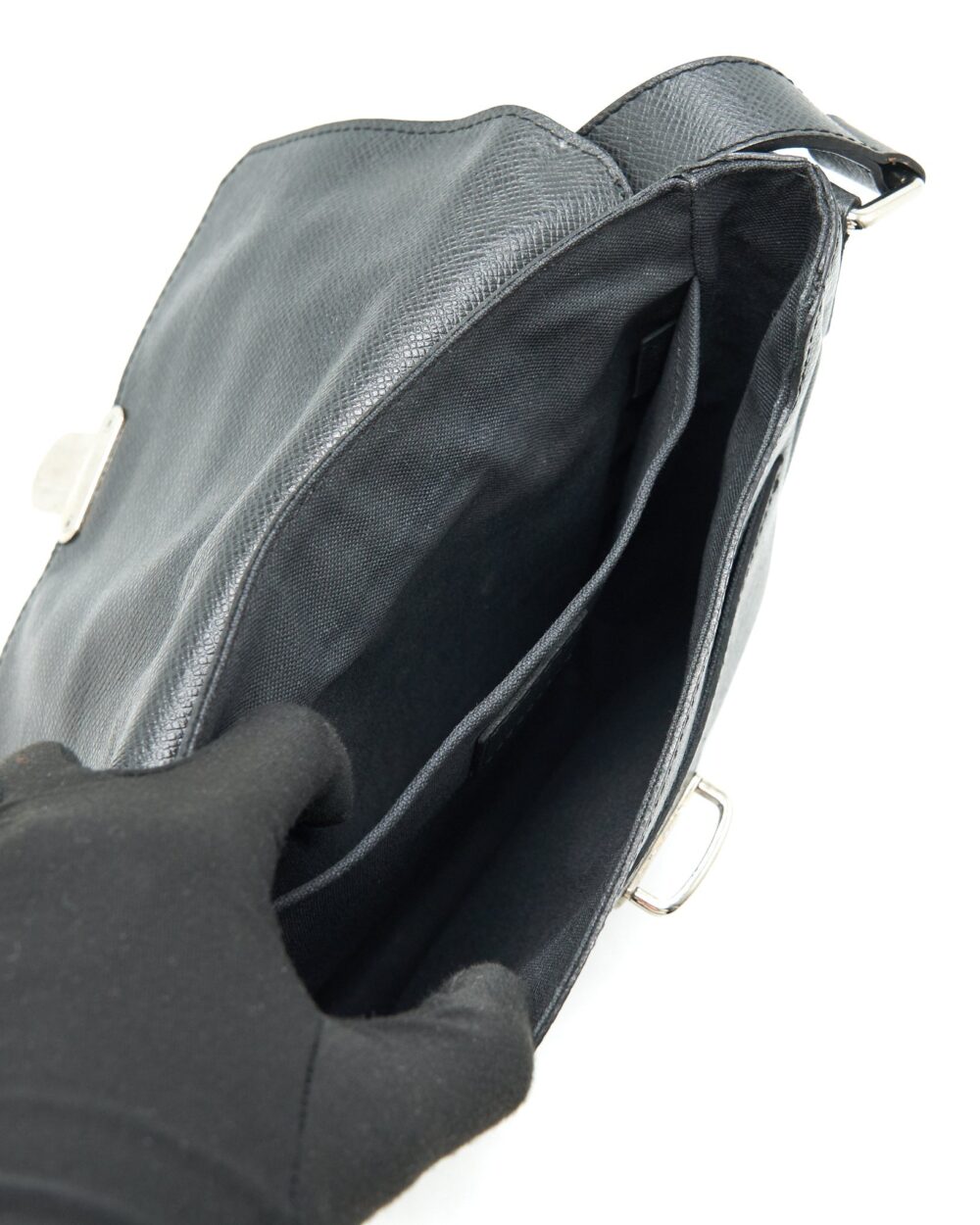 AAA Replica Louis Vuitton LV MEN'S MESSENGER BAG IN BLACK