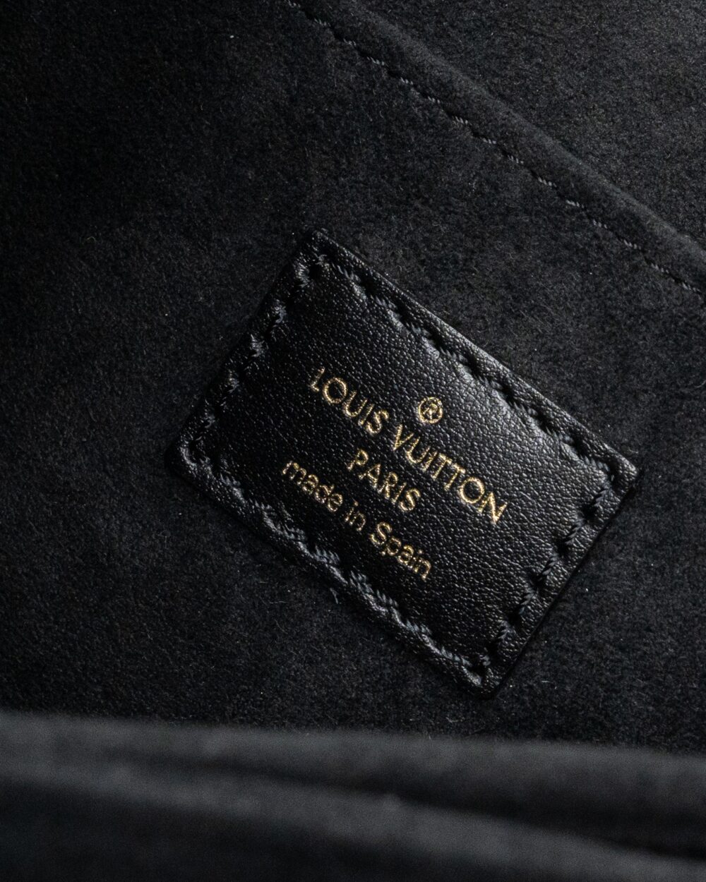 AAA Replica Louis Vuitton LV DAUPHINE MM EPI BLACK GHW (NEW VERSION)
