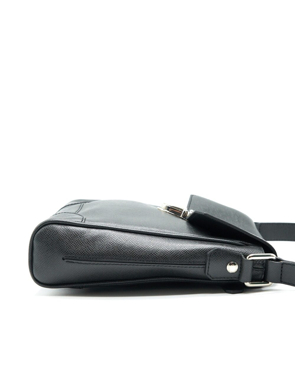 AAA Replica Louis Vuitton LV MEN'S MESSENGER BAG IN BLACK