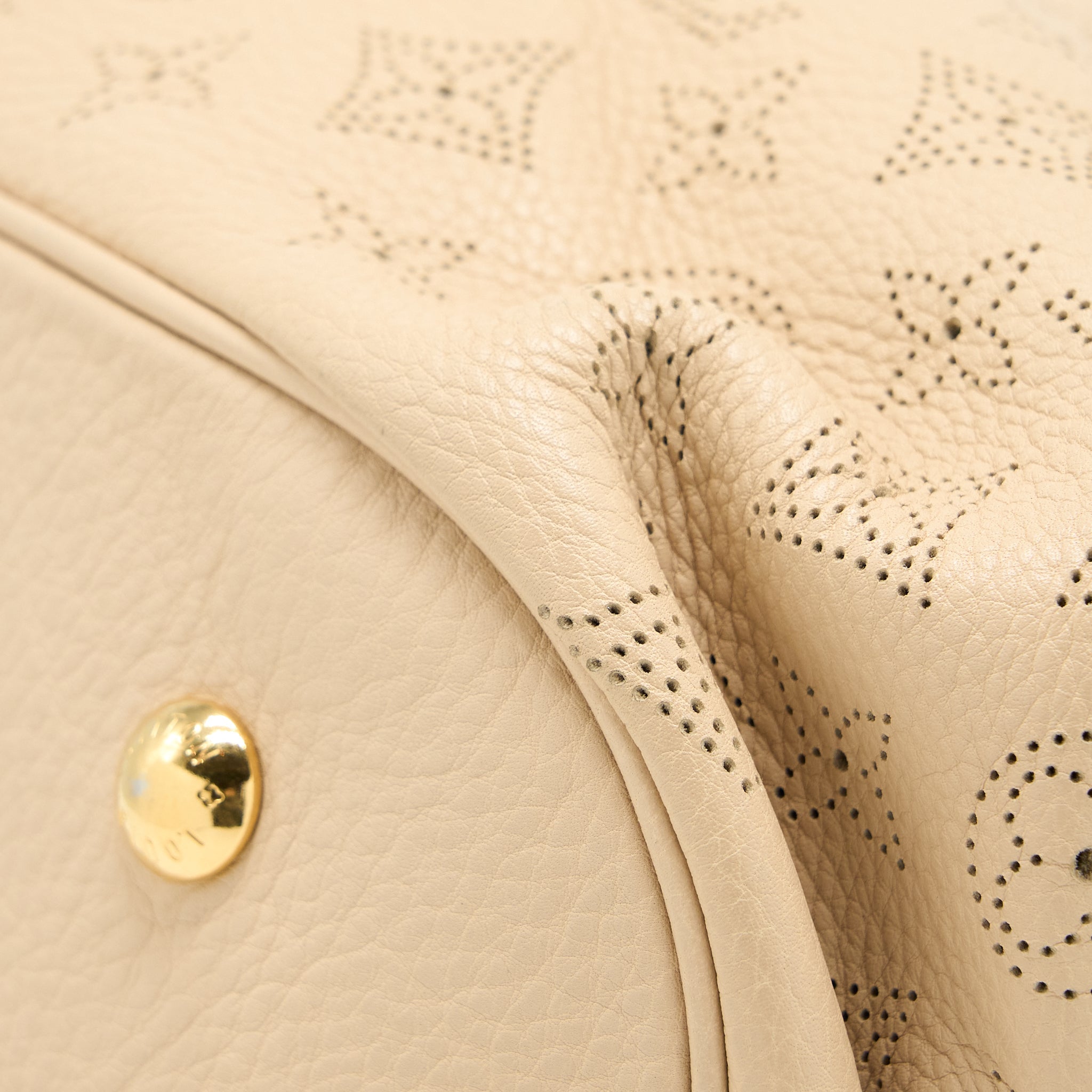 AAA Replica Louis Vuitton LV MAHINA HINA SHOULDER BAG BEIGE GHW