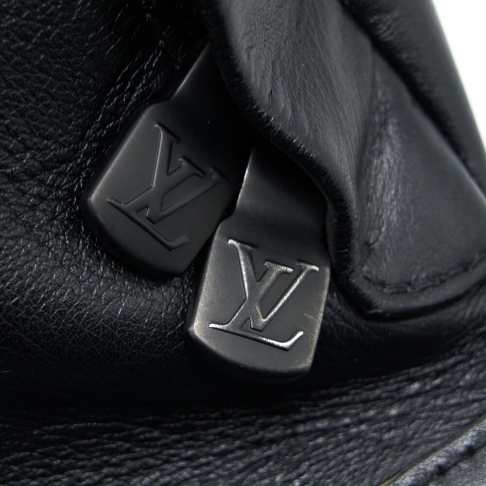 AAA Replica Louis Vuitton LV DISCOVERY BUMBAG PM MONOGRAM SHADOW CALFSKIN BLACK/BLACK HARDWARE