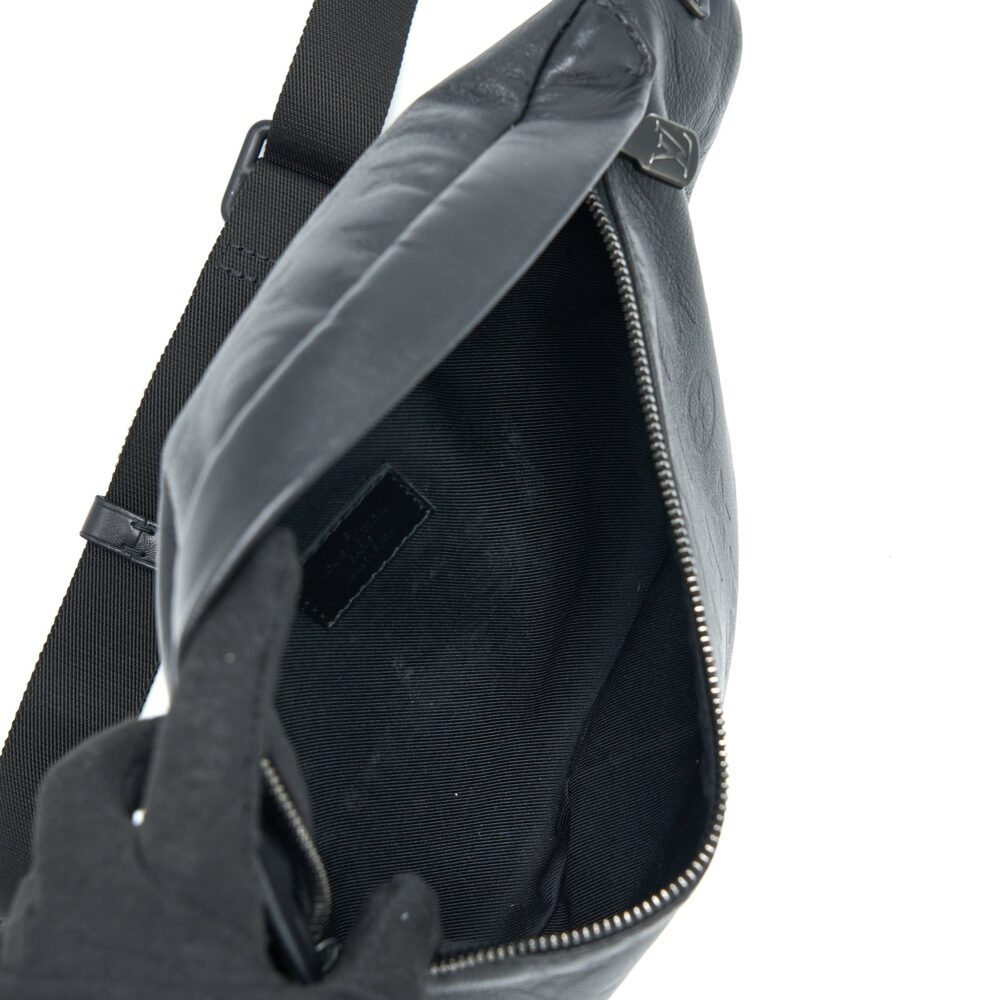 AAA Replica Louis Vuitton LV DISCOVERY BUMBAG PM MONOGRAM SHADOW CALFSKIN BLACK/BLACK HARDWARE