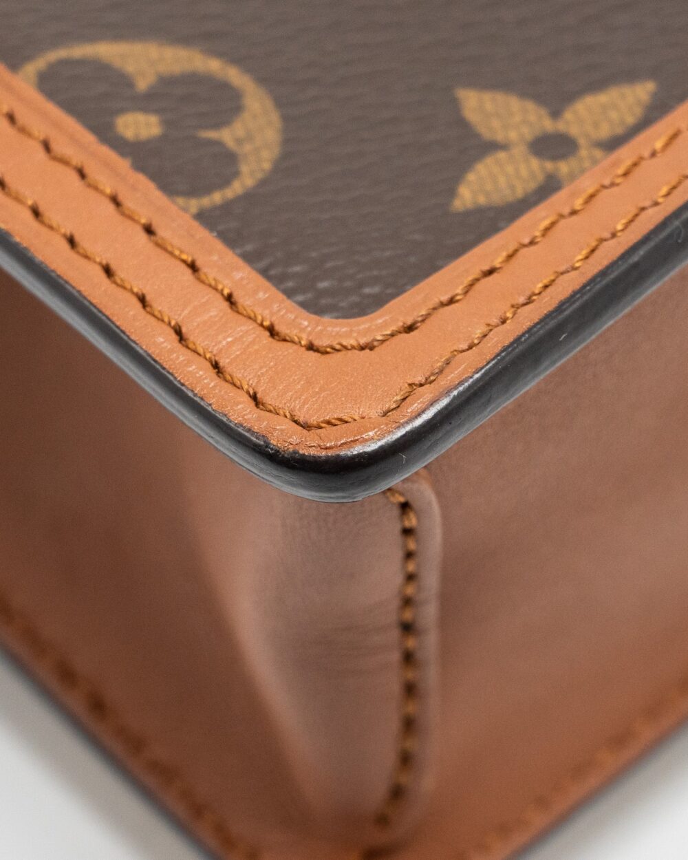 AAA Replica Louis Vuitton LV DAUPHINE CHAIN WALLET MONOGRAM REVERSE CANVAS GHW