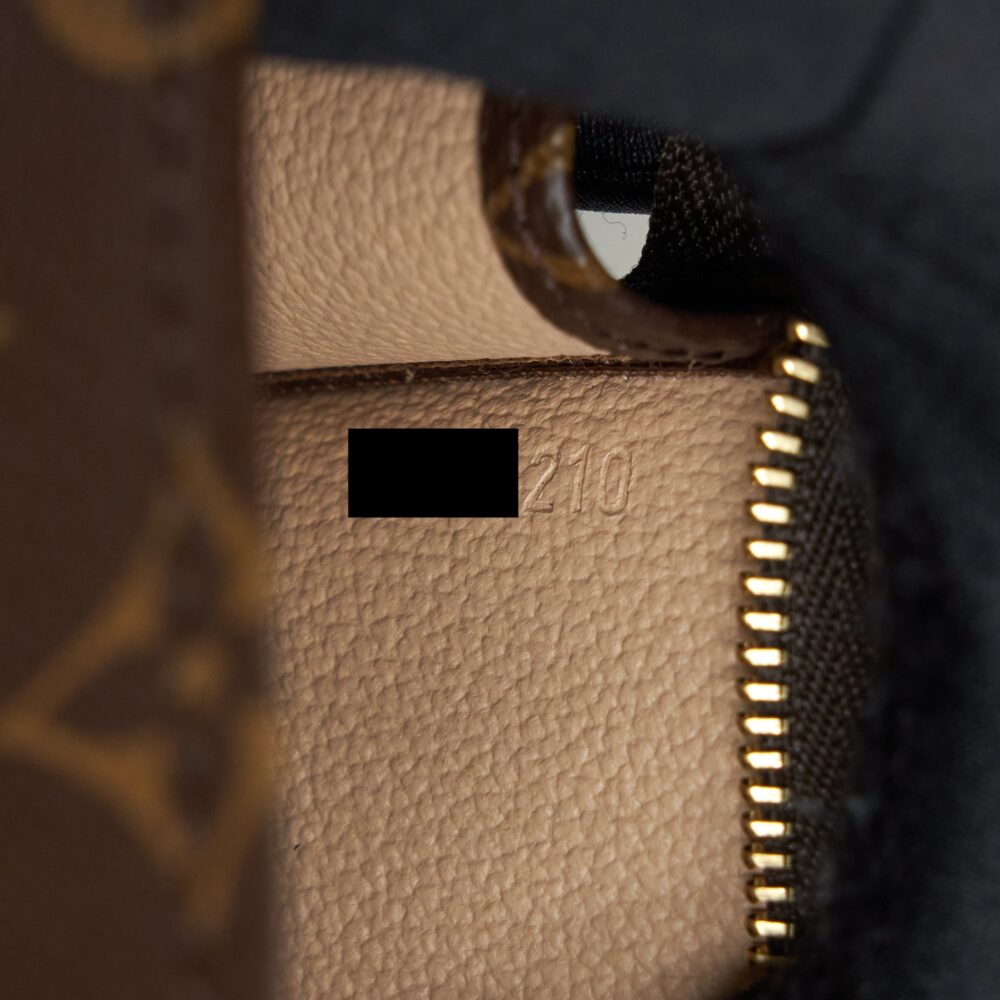 AAA Replica Louis Vuitton LV TOILETRY POCHETTE 15 MONOGRAM CANVAS GHW