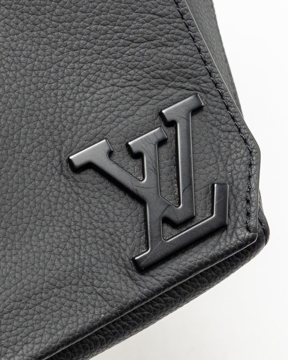 AAA Replica Louis Vuitton LV AEROGRAM TAKEOFF SLING BLACK GRAINED CALFSKIN BLACK HARDWARE
