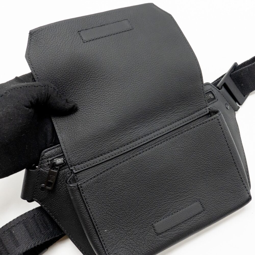 AAA Replica Louis Vuitton LV AEROGRAM TAKEOFF SLING BLACK GRAINED CALFSKIN BLACK HARDWARE
