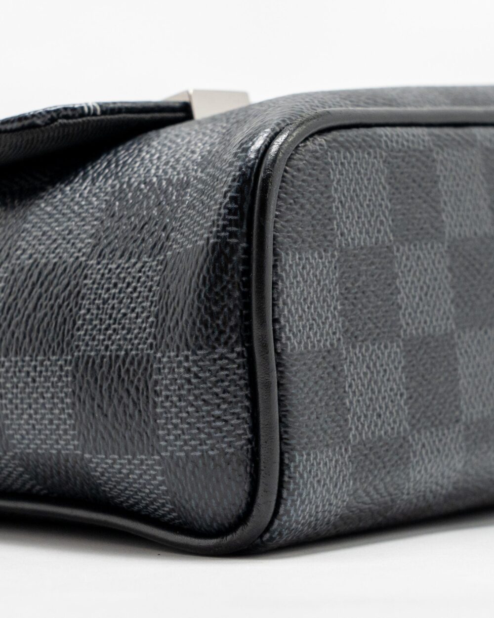 AAA Replica Louis Vuitton LV WORLD MAP DISTRICT MESSENGER BAG DAMIER GRAPHITE CANVAS SHW