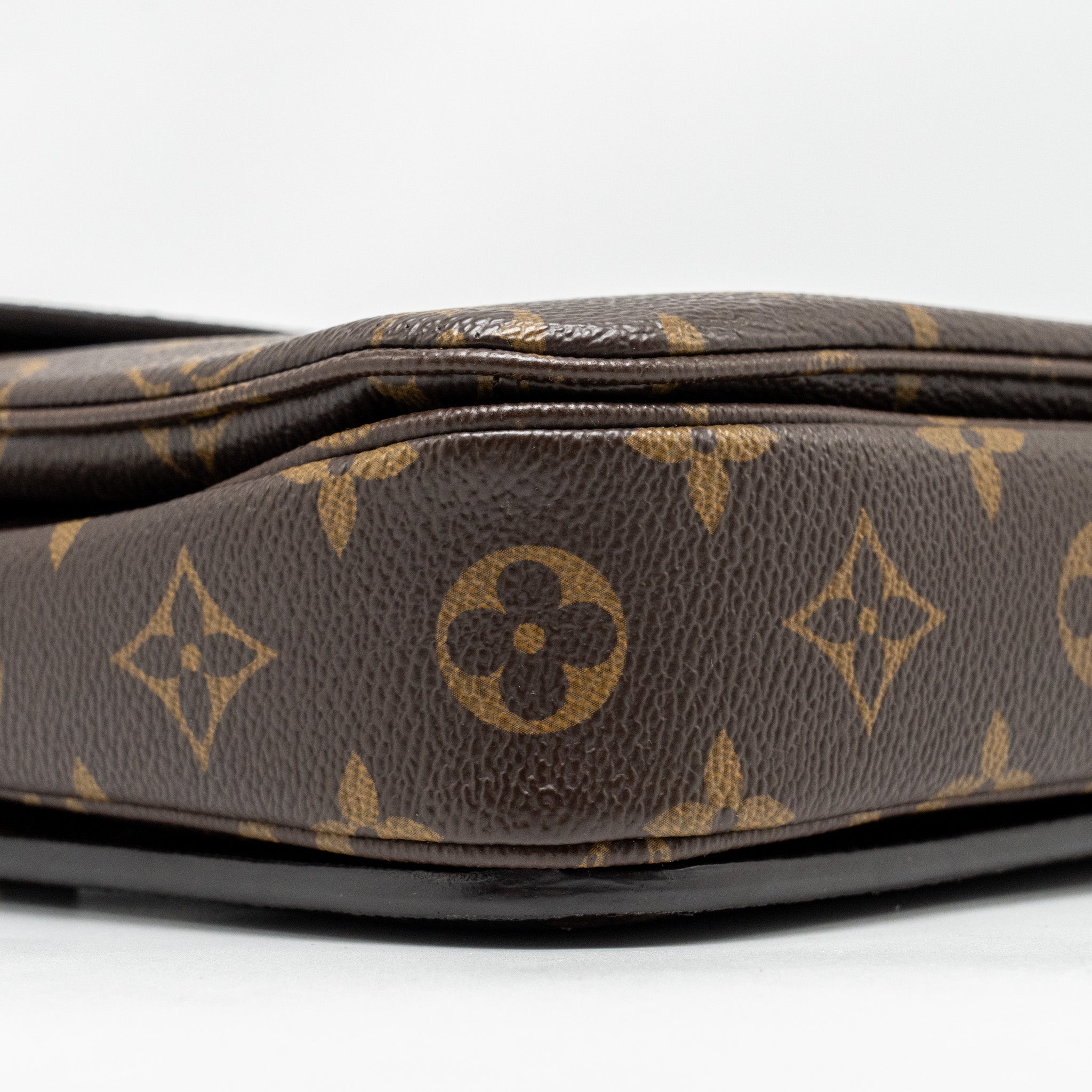 AAA Replica Louis Vuitton LV POCHETTE METIS MONOGRAM CANVAS GHW