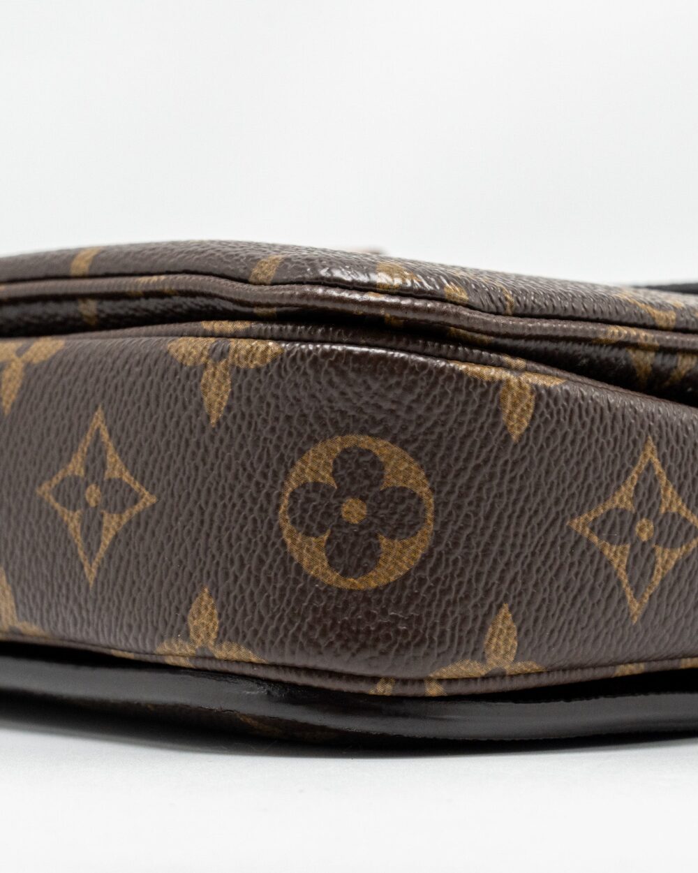 AAA Replica Louis Vuitton LV POCHETTE METIS MONOGRAM CANVAS GHW