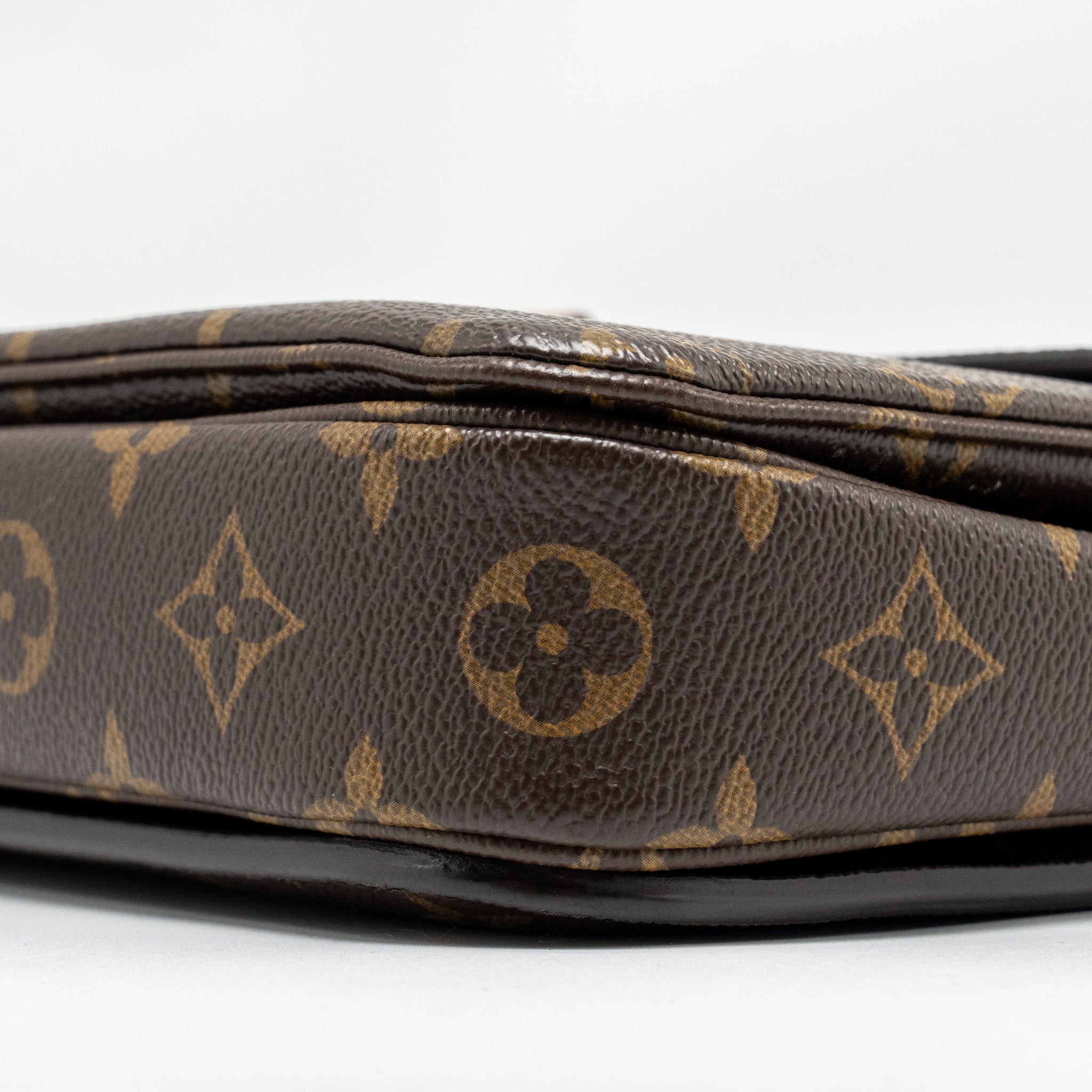 AAA Replica Louis Vuitton LV POCHETTE METIS MONOGRAM CANVAS GHW