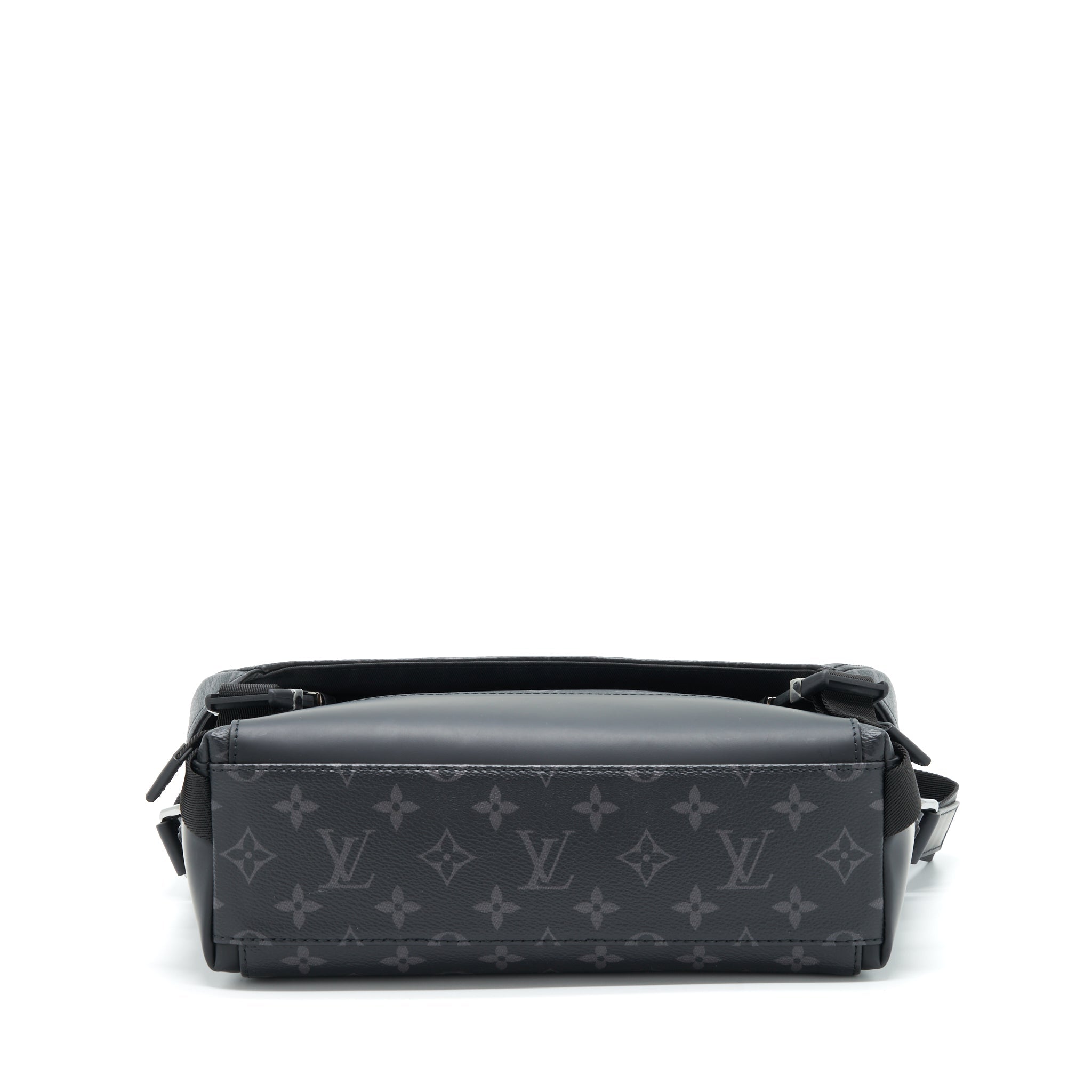 AAA Replica Louis Vuitton LV ECLIPSE VOYAGER MESSENGER BAG MONOGRAM CANVAS BLACK YEAR 2020
