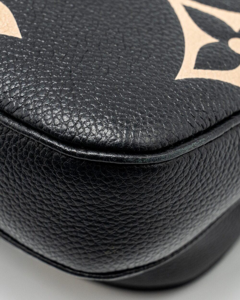 AAA Replica Louis Vuitton LV MULTI POCHETTE ACCESSORIES BICOLOUR MONOGRAM EMPREINTE GHW