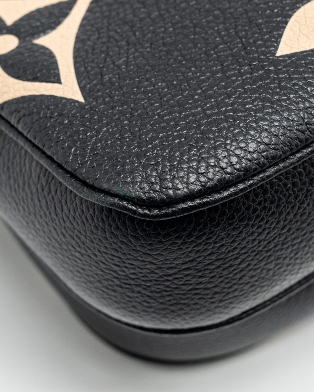 AAA Replica Louis Vuitton LV MULTI POCHETTE ACCESSORIES BICOLOUR MONOGRAM EMPREINTE GHW