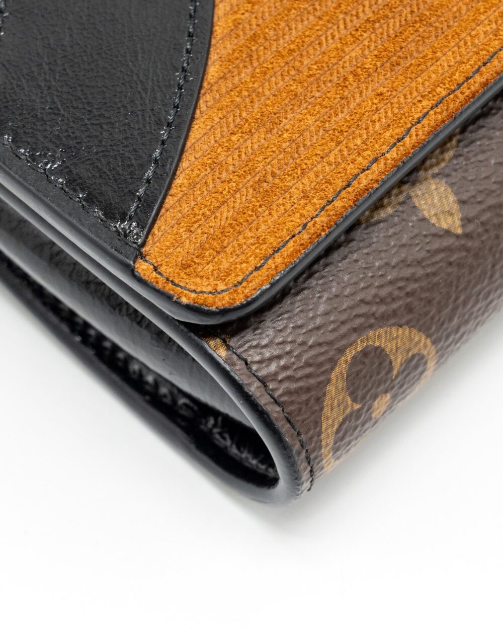 AAA Replica Louis Vuitton LV WILD AT HEART TWIST WALLET ON CHAIN CALFSKIN/MONOGRAM CANVAS MULTICOLOLUR BLACK/SLIVER HARDWARE