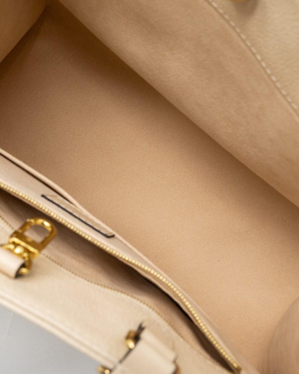 AAA Replica Louis Vuitton LV ONTHEGO MM EMPREINTE LEATHER WHITE GHW (NEW VERSION)