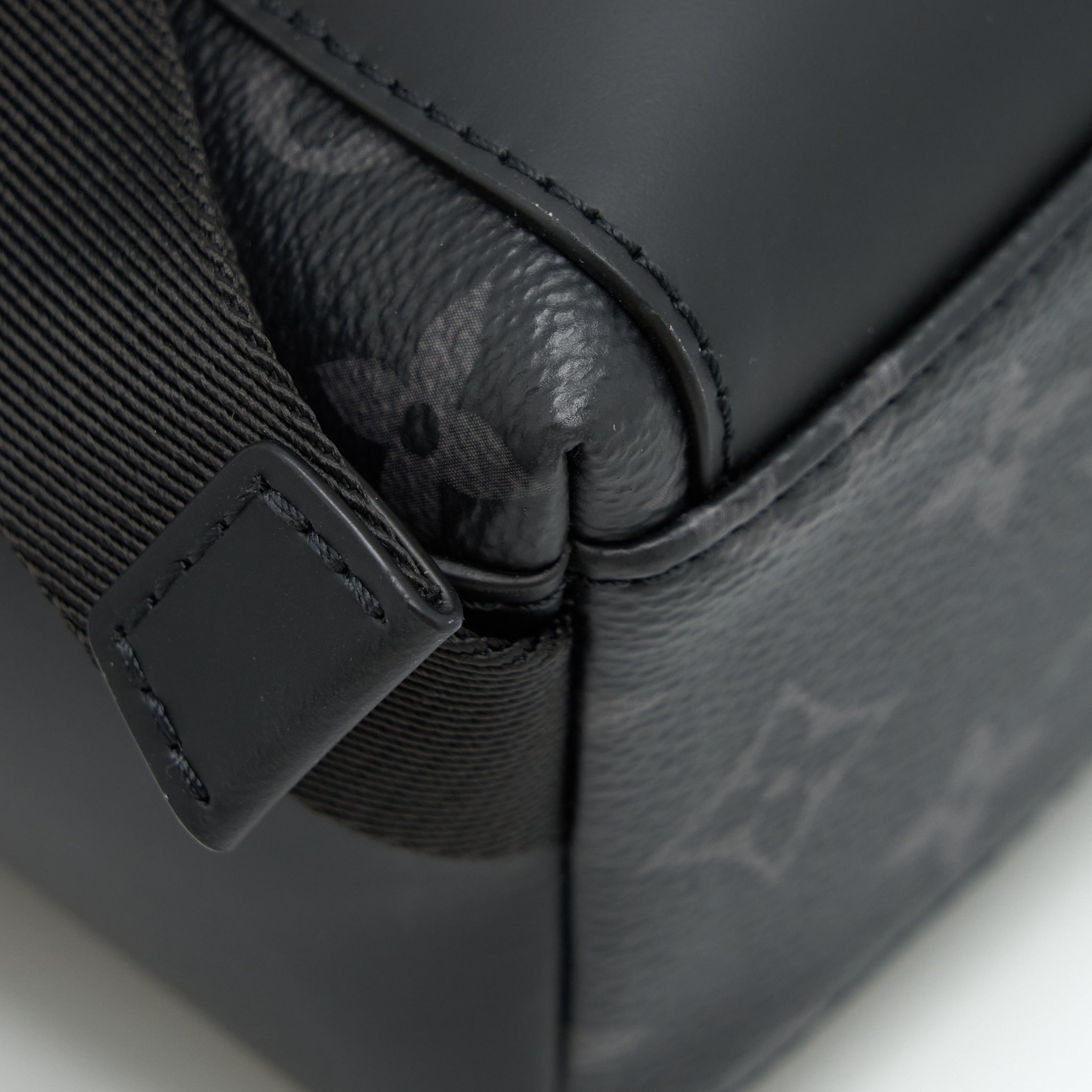 AAA Replica Louis Vuitton LV ECLIPSE VOYAGER MESSENGER BAG MONOGRAM CANVAS BLACK YEAR 2020