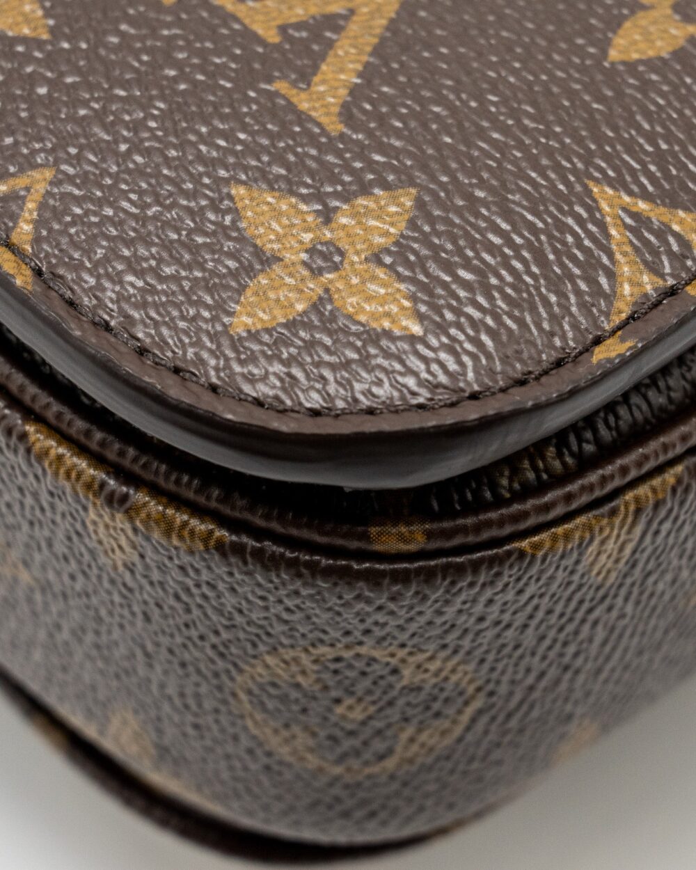 AAA Replica Louis Vuitton LV POCHETTE METIS MONOGRAM CANVAS GHW