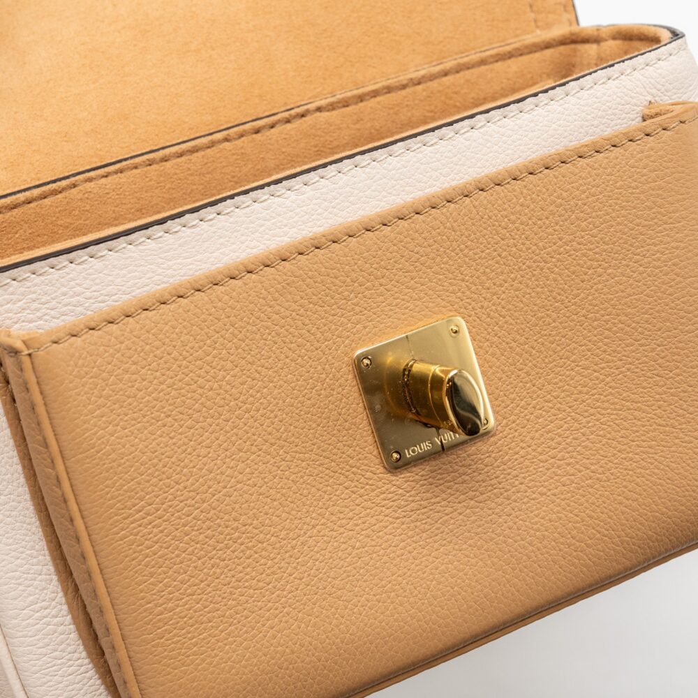 AAA Replica Louis Vuitton LV LOCKME TENDER GRAINED CALFSKIN BEIGE MULTICOLOUR GHW