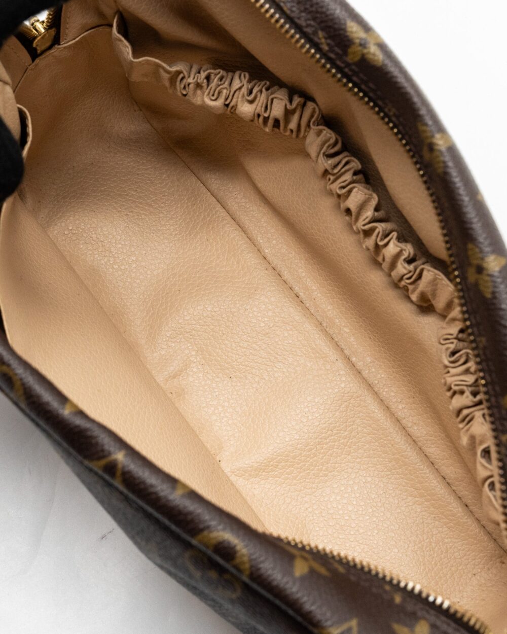AAA Replica Louis Vuitton LV VINTAGE TROUSSE TOILETTE 28 COSMETIC BAG MONOGRAM CANVAS GHW