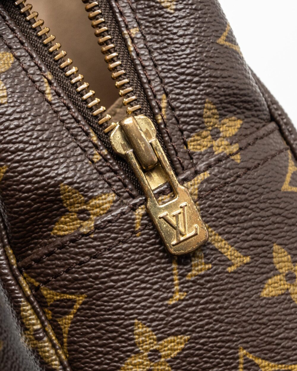 AAA Replica Louis Vuitton LV VINTAGE TROUSSE TOILETTE 28 COSMETIC BAG MONOGRAM CANVAS GHW