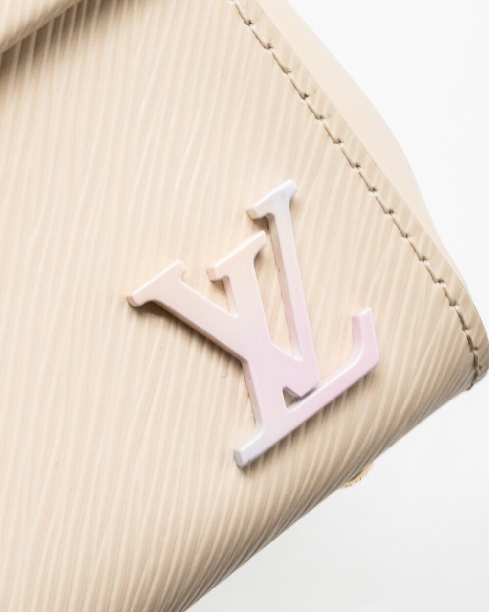 AAA Replica Louis Vuitton LV CLUNNY MINI EPI CREAM WHITE/MULTICOLOUR STRAP SHW