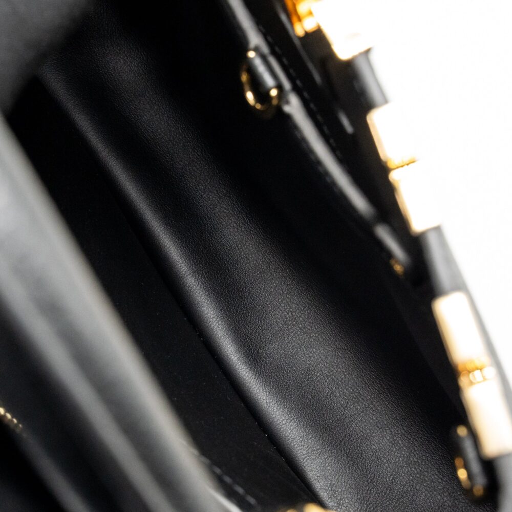 AAA Replica Louis Vuitton LV CAPUCINES MM TAURILLON LEATHER BLACK GHW