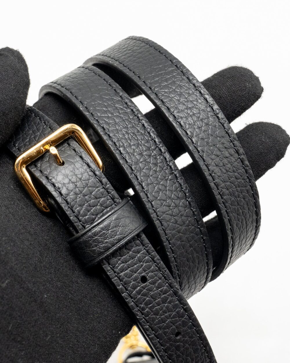 AAA Replica Louis Vuitton LV CAPUCINES MM TAURILLON LEATHER BLACK GHW