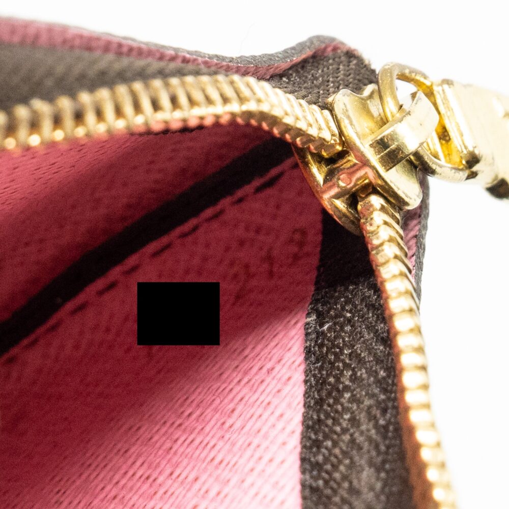AAA Replica Louis Vuitton LV VIVIENEE HOLIDAY LIMITED PRINT KEY POUCH MONOGRAM CANVAS GHW