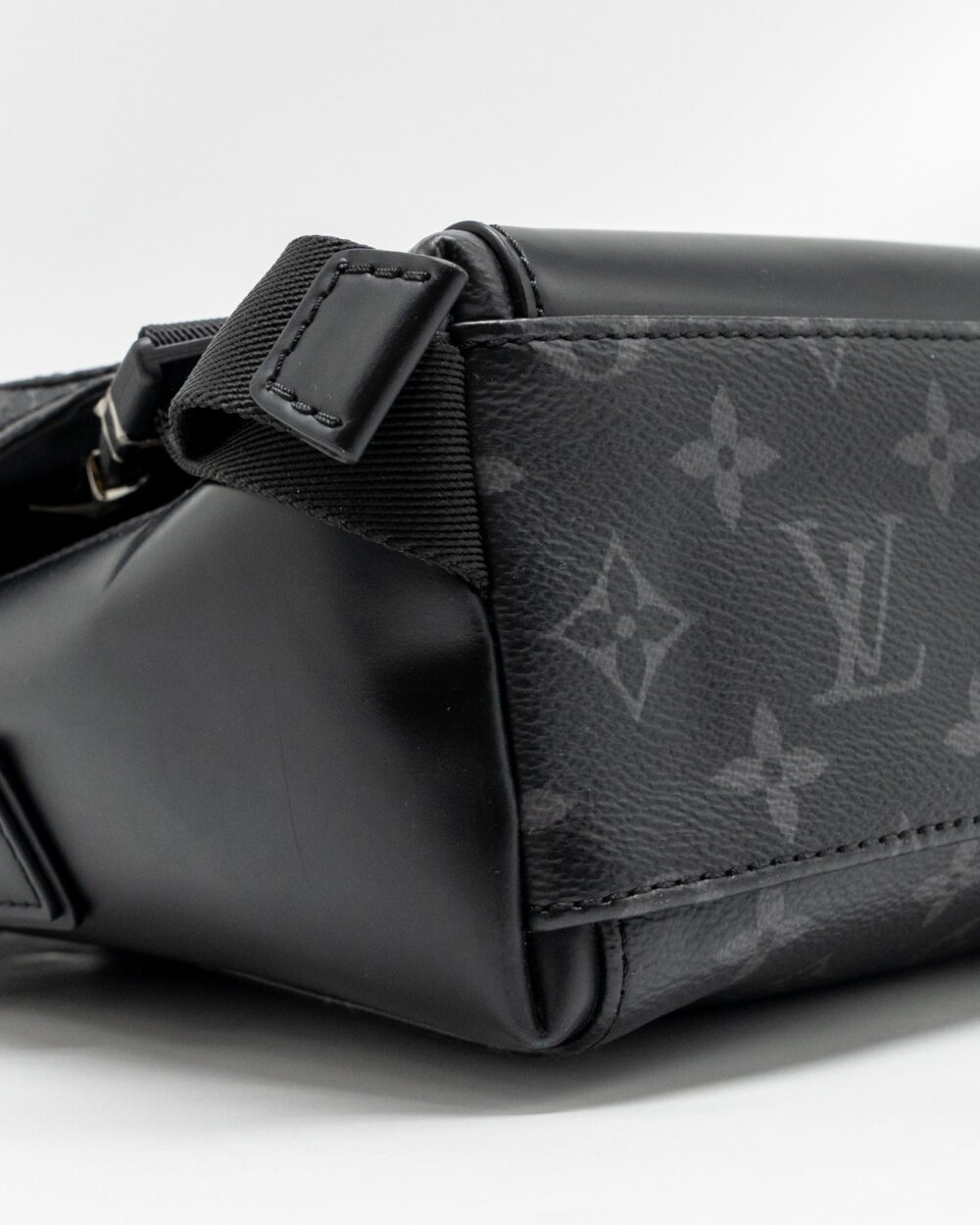 AAA Replica Louis Vuitton LV MESSENGER VOYAGER PM MONOGRAM CANVAS BLACK SHW
