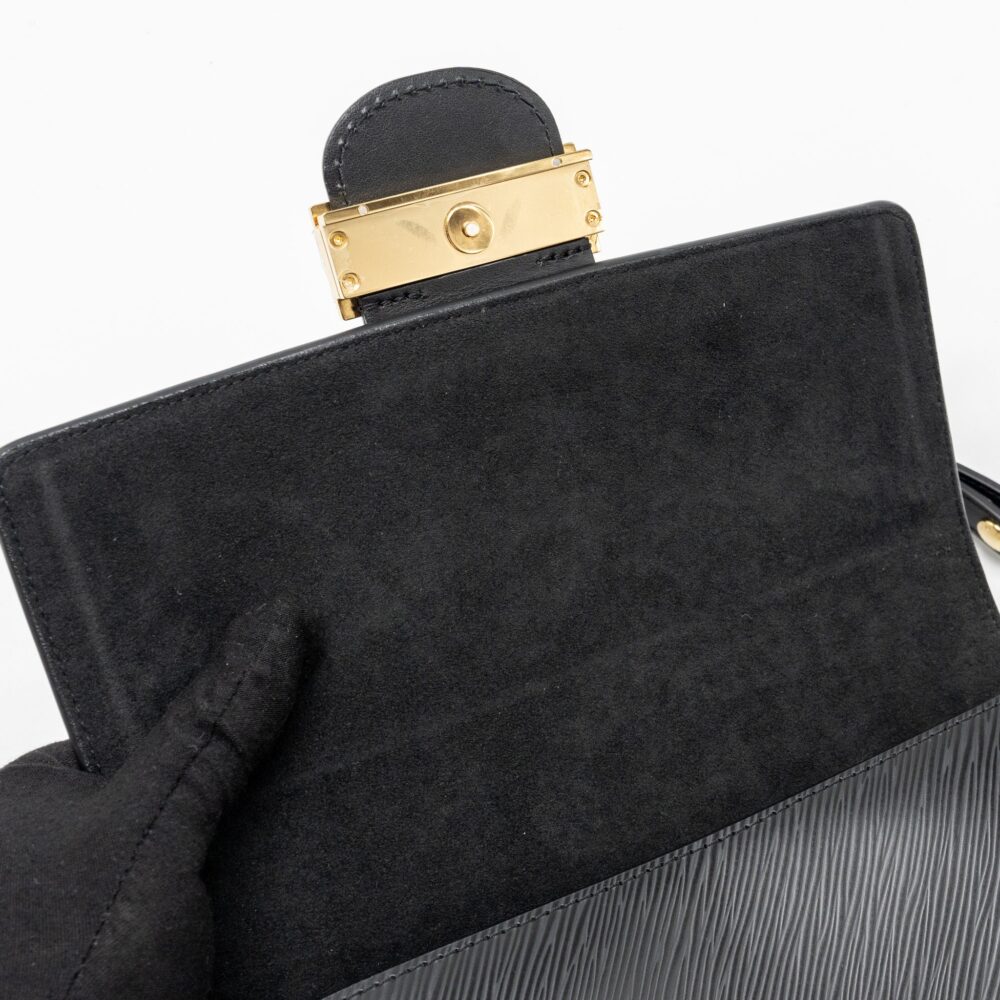 AAA Replica Louis Vuitton LV DAUPHINE MM EPI BLACK GHW