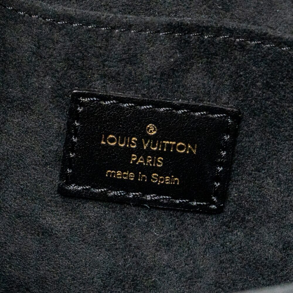 AAA Replica Louis Vuitton LV DAUPHINE MM EPI BLACK GHW