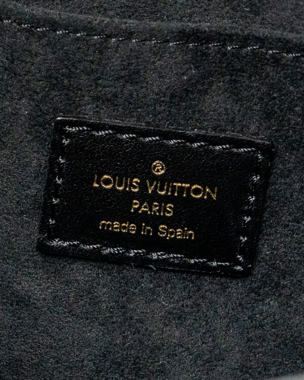 AAA Replica Louis Vuitton LV DAUPHINE MM EPI BLACK GHW