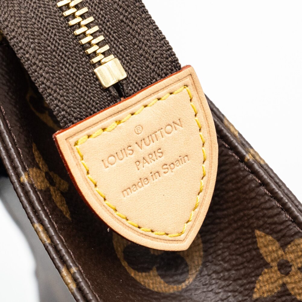 AAA Replica Louis Vuitton LV TOILETRY POCHETTE 26 MONOGRAM CANVAS GHW
