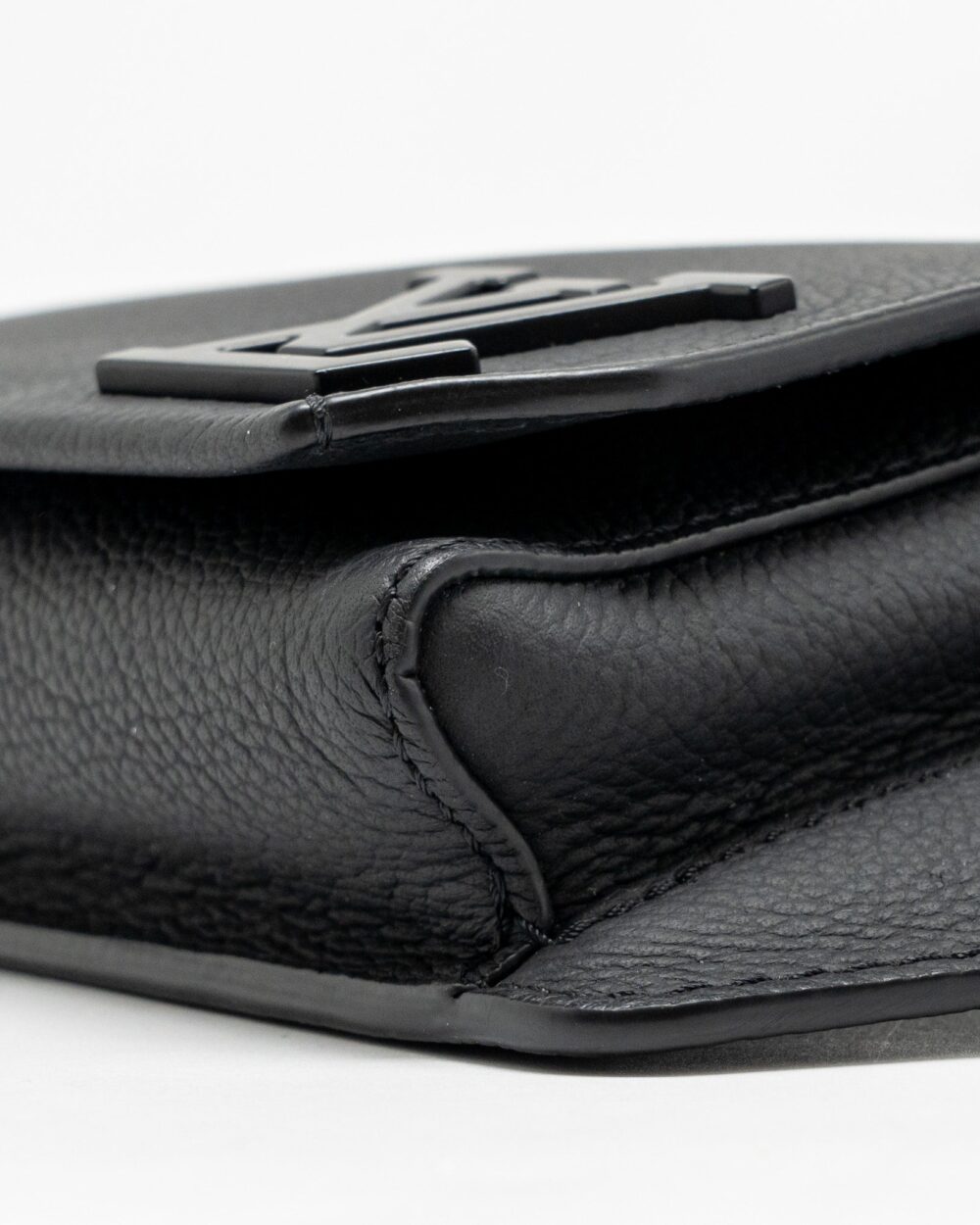 AAA Replica Louis Vuitton LV AEROGRAM TAKEOFF SLING BLACK GRAINED CALFSKIN BLACK HARDWARE