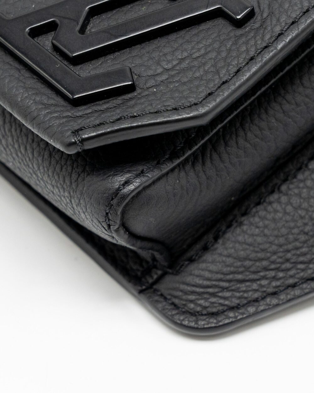 AAA Replica Louis Vuitton LV AEROGRAM TAKEOFF SLING BLACK GRAINED CALFSKIN BLACK HARDWARE