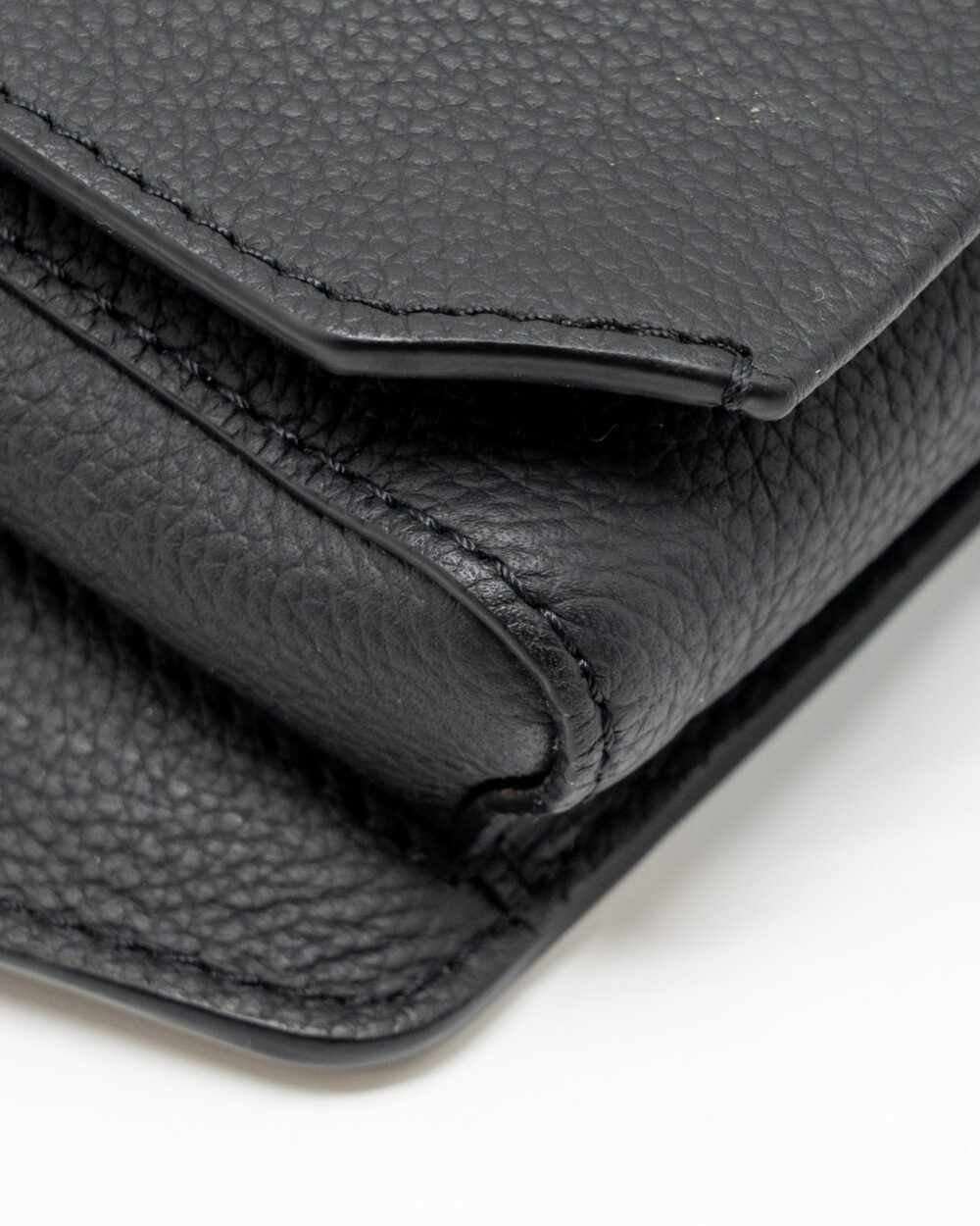 AAA Replica Louis Vuitton LV AEROGRAM TAKEOFF SLING BLACK GRAINED CALFSKIN BLACK HARDWARE