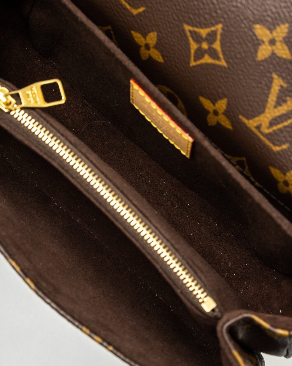 AAA Replica Louis Vuitton LV POCHETTE MÉTIS EAST WEST MONOGRAM CANVAS GHW (NEW VERSION)