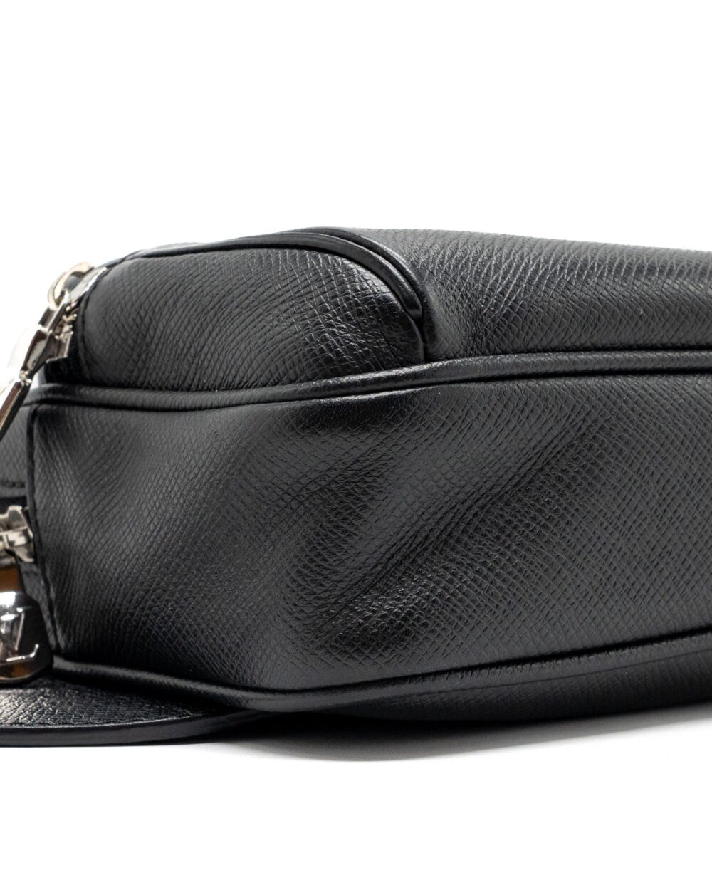 AAA Replica Louis Vuitton LV TAIGA BUM BAG OUTDOOR LEATHER BLACK SHW