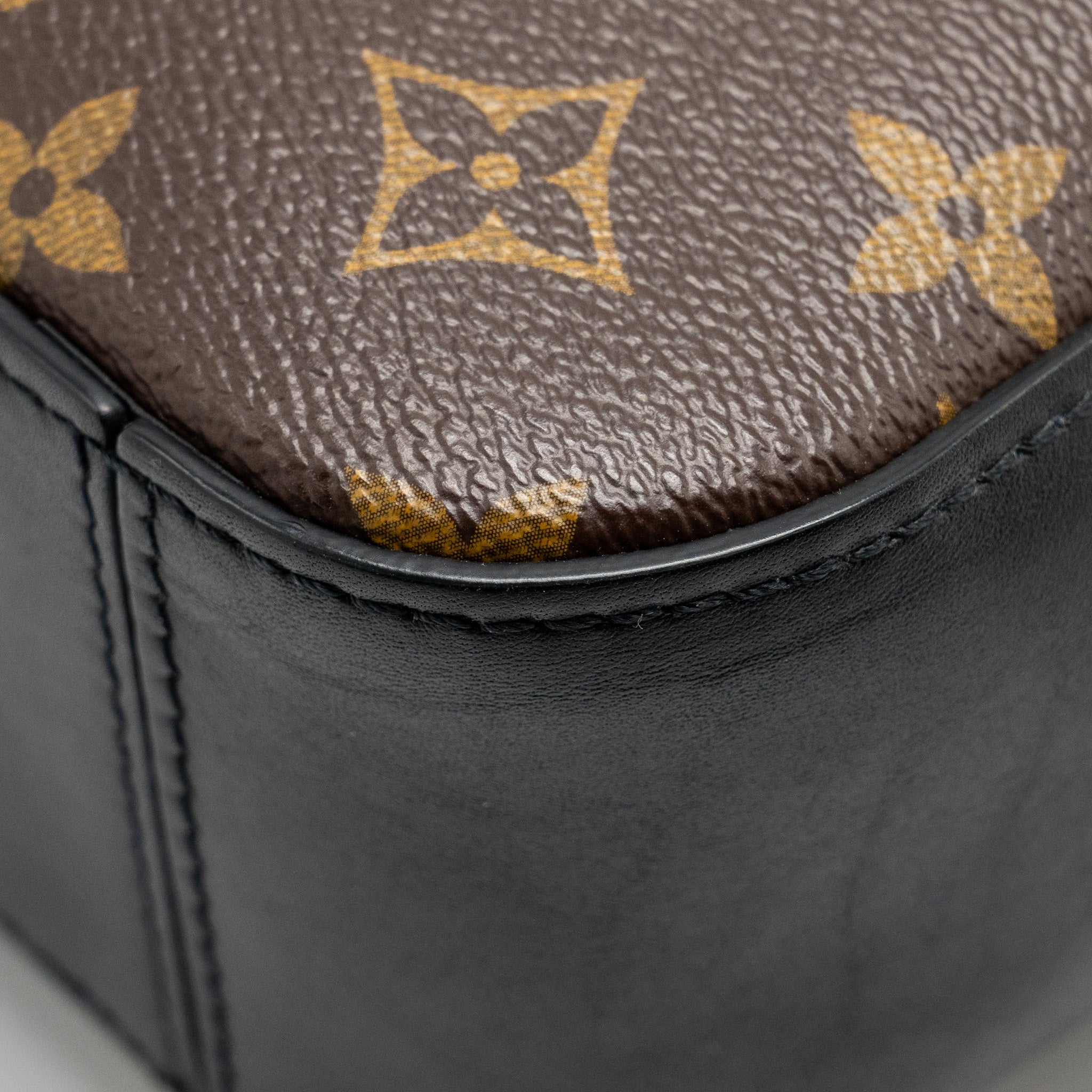 AAA Replica Louis Vuitton LV SAINTONGE CROSSBODY BAG MONOGRAM CANVAS GHW