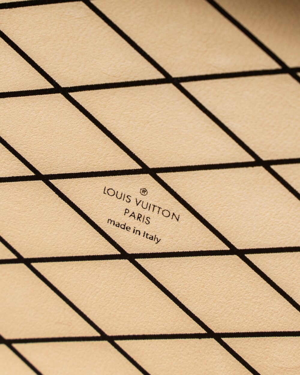 AAA Replica Louis Vuitton LV PETIT MALLE EPI WHITE/BLACK GHW